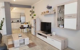 Spacious Apartment With Private Parking Pula